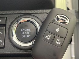 【キーフリーシステム】カバンやポケットに入れたままでもドアの施錠・解錠が可能なスマートキーを装備。エンジンのオン・オフ時もカギを取り出す必要が無いからとっても便利です♪