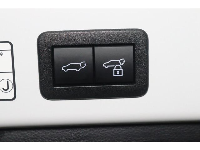 このボタンを押すとトランク（バックドア）を電動で閉める事ができます。