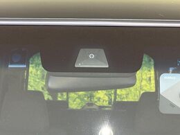 【ホンダセンシング】走行中に前方の車両等を認識し、衝突しそうな時は警報とブレーキで衝突回避と被害軽減をアシスト。より安全にドライブをお楽しみいただけます。