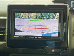 【バックカメラ】駐車時に後方がリアルタイム映像で確認できます。大型商業施設や立体駐車場での駐車時や、夜間のバック時に大活躍！運転スキルに関わらず、今や必須となった装備のひとつです！