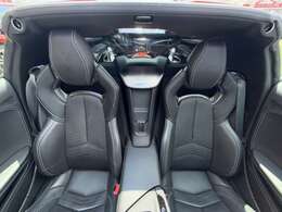 運転席のすぐ後ろにはV8エンジンをガラス越しにご覧になっていただけます。心が躍るようなコルベットのドロドロしたスポーティなサウンドを間近でお楽しみいただけます。