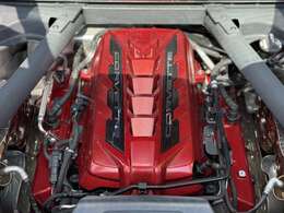 オプションの赤色のエンジンカバーが装着されております。ガラス越しからもV8エンジンをさらにオシャレにご覧になっていただけます。