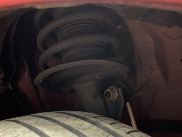 お車を安心してお乗りいただく為には、足回りの定期点検が欠かせません。サービスサポート（有償保証）では無料点検もご提供しており、安心のカーライフをお過ごしいただけるサポート体制が整っています。