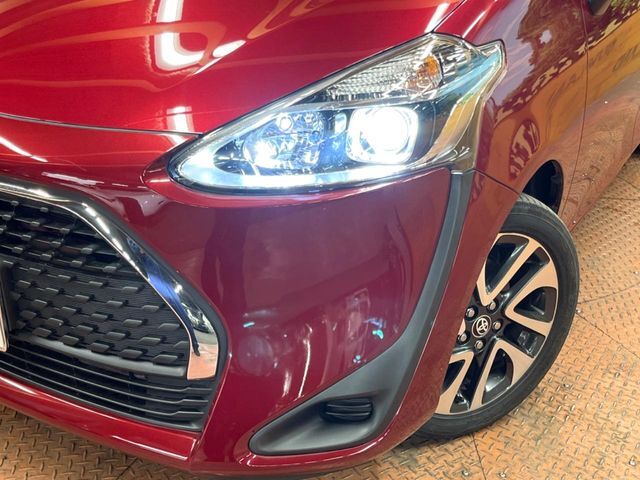 【LEDヘッドライト】悪天候や夜間走行時も良好な視界を確保し安心して運転できる高輝度LEDヘッドライトを装備！点灯速度が早く、消費電力も抑えられています。