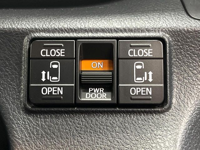【両側パワースライドドア】スマートキーや運転席のスイッチで後席両側スライドドアの開閉が可能♪電動だから力を入れてドアを開ける必要が無く、小さなお子様でも簡単に開け閉めでき快適です♪