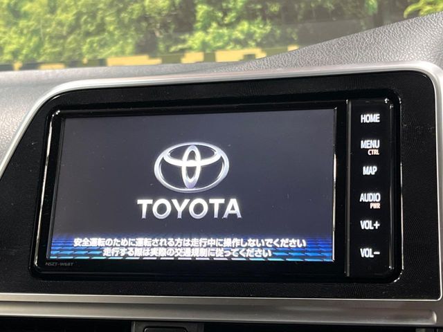 【純正ナビ】人気の純正ナビを装備しております。ナビの使いやすさはもちろん、オーディオ機能も充実！キャンプや旅行はもちろん、通勤や買い物など普段のドライブも楽しくなるはず♪