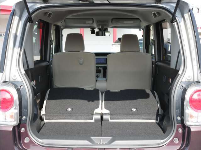 コンパクトでも意外と広々としたラゲッジスペース！2列目を倒していただければさらに広くなります！