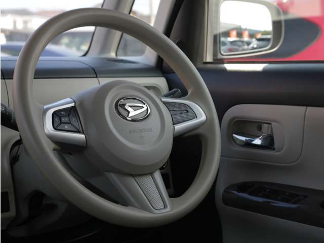 握り心地のよいステアリング！いつも触る部分ですので質感は良いほうが◎