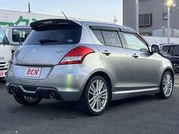 内装はルームクリーニング（室内清掃）後の納車となります♪♪　外装ももちろん磨き後の納車となります！！　プロスタッフがまごころ込めて仕上げます！！