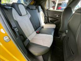 セカンドシートは大人二人が乗っても十分なスペースが確保されております。