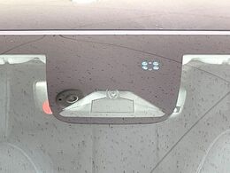 【ホンダセンシング】走行中に前方の車両等を認識し、衝突しそうな時は警報とブレーキで衝突回避と被害軽減をアシスト。より安全にドライブをお楽しみいただけます。
