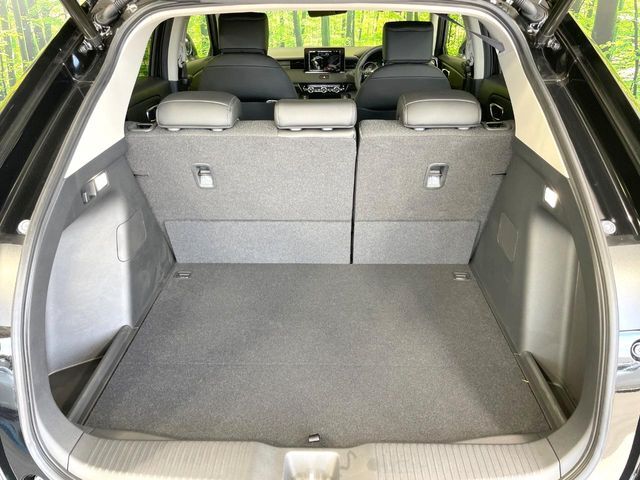 普段のお買い物や通勤、送迎等に十分な荷室スペースを確保しております。セカンドシートを倒すと、大きな荷物の積載も可能です♪
