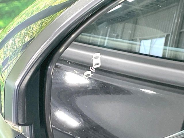 【ブラインドスポットインフォメーション】走行中、ドアミラーの死角になりやすい箇所に後続車が接近するとサイドミラー付近に警告を表示、ドライバーに注意喚起をしてくれます。