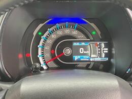 メーターパネルはシルバーの加飾が施され、カラー液晶インフォメーションディスプレイと組み合わせた先進的なデザインを採用！