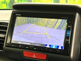 【バックカメラ】駐車時に後方がリアルタイム映像で確認できます。大型商業施設や立体駐車場での駐車時や、夜間のバック時に大活躍！運転スキルに関わらず、今や必須となった装備のひとつです！