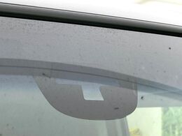 【シティブレーキアクティブシステム】低速走行中に前方の車両等を認識し、衝突しそうな時は警報とブレーキで衝突回避と被害軽減をアシスト。より安全にドライブをお楽しみいただけます。