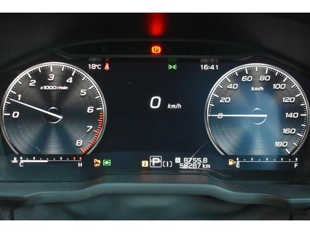 メーター中央にはカラー液晶画面が備えられ、車のインフォメーションを簡単に把握できます。