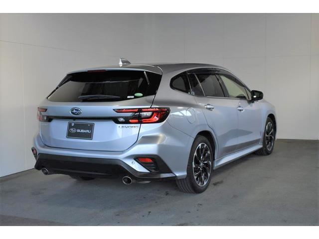 スバルの4WD(AWD)は直進安定性に優れ、日常走行から高速走行まで、さまざまなシーンで安心感に満ちた走りが愉しめます。それは悪路や泥道など左右のタイヤの路面状況が異なるシーンでも変わりません。