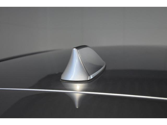 流行のシャークフィンラジオアンテナは、コンパクトでスポーティーさを演出します。