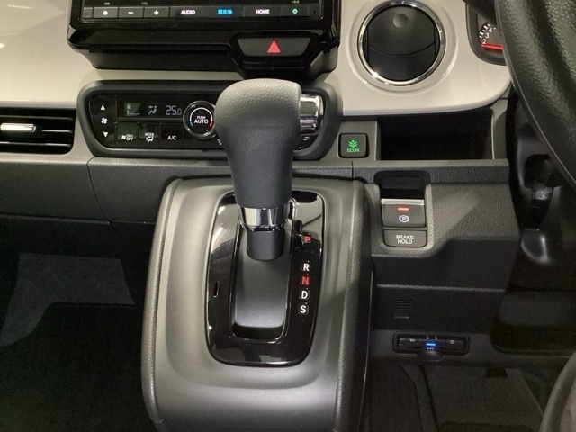 運転席周辺のスマートなレイアウトが、操作のしやすさを実現。快適なドライブをサポートします。