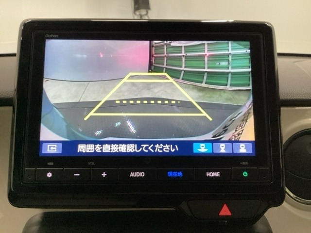 バックモニター付きで車庫入れもラクラク♪