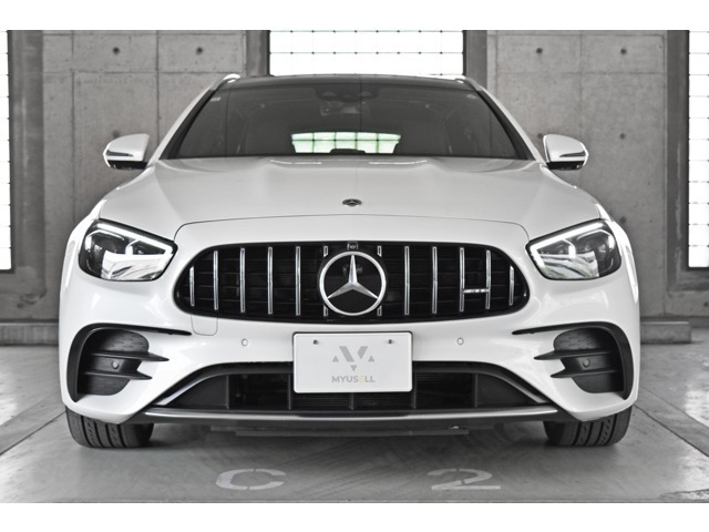 当社の在庫車両は品質保持の為、全車ガレージ・屋内にて保管しております。置き場が店舗と少し離れている場所もございますので、事前にご連絡いただければお待たせすることなく、ご覧いただけます。