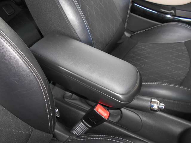 運転席と助手席の間にはアームレストがオプションで装着されております。中には小物が入れれるようになっており、邪魔な時は上にずらすことも出来ます。長距離運転にはマストなアイテムです！