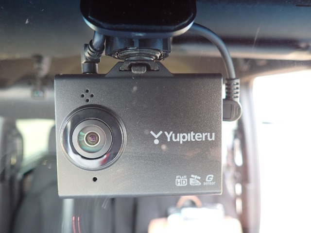 ◆【ドライブレコーダー】映像・音声などを記録する自動車用の装置です。もしもの事故の際の記録はもちろん、旅行の際の思い出としてドライブの映像を楽しむことができます。