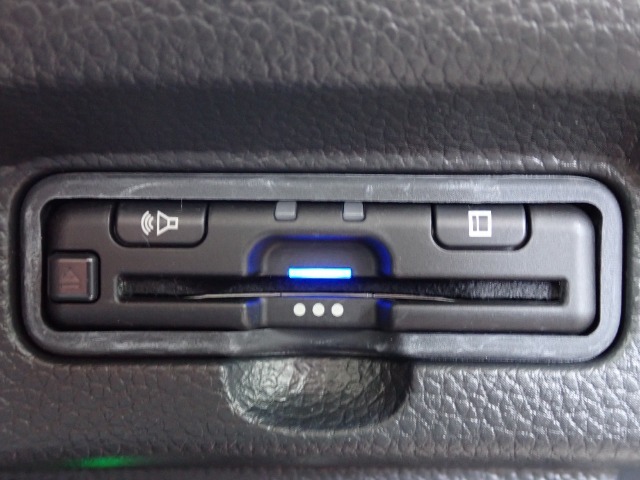 ■【ETC車載器】が装備されています。セットアップをしてお渡しとなり、ETCカードを差し込むだけで高速道路の利用が可能です。