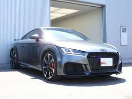 ☆quattroのロゴが映えるグロスブラックのハニカムデザインのシングルフレームに精悍なエアインテークを備えた印象的なRS専用フロントバンパー☆