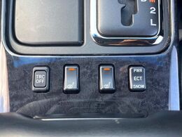 【シートヒーター】寒い日に重宝するシートヒーター！エアコンより早く温まってくれるので寒がりの人も安心ですね♪エアコンの温風は乾燥するから苦手、という方にもをおすすめです。