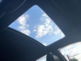 【ムーンルーフ】開放感たっぷりの希少装備、ムーンルーフが装着されています！車内に明かりを取り入れたり景色を楽しむ以外にも、車内の空気も簡単に換気できて快適です！