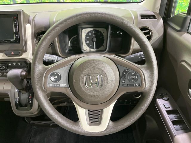 インテリアに合わせたデザインのステアリングは、運転される方のことも考え、運転しやすい形状、大きさです。是非一度、実際に触ってお確かめください。