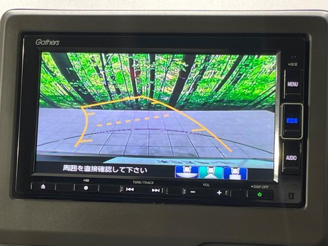 【バックカメラ】駐車時に後方がリアルタイム映像で確認できます。大型商業施設や立体駐車場での駐車時や、夜間のバック時に大活躍！運転スキルに関わらず、今や必須となった装備のひとつです！