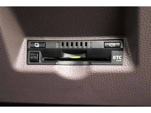 スッキリ装着されたビルトインタイプのETC！高速道路走行の料金所をノンストップで通過できます。※ ETCカードのお申し込みも当社にお任せ下さい！