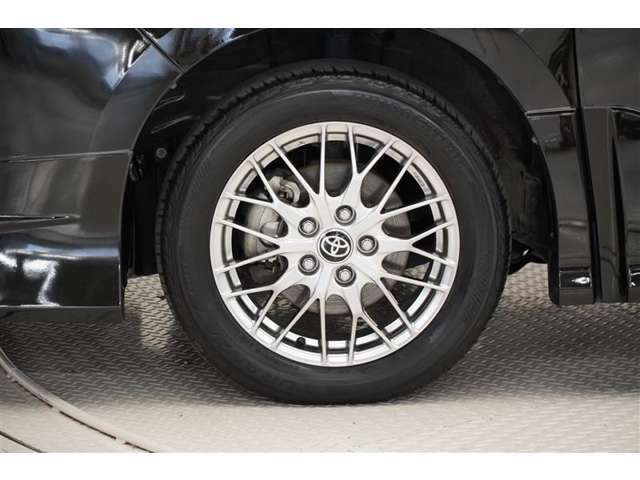 タイヤサイズは205/55R16です。