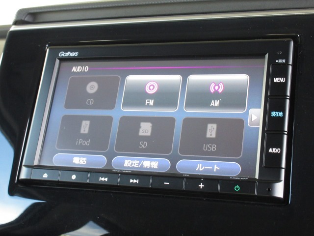 ナビゲーションはギャザズメモリーナビ(VXM-205Ci)が装着されております。AM、FM、CD、Bluetoothがご使用いただけます。初めて訪れた場所でも道に迷わず安心ですね！