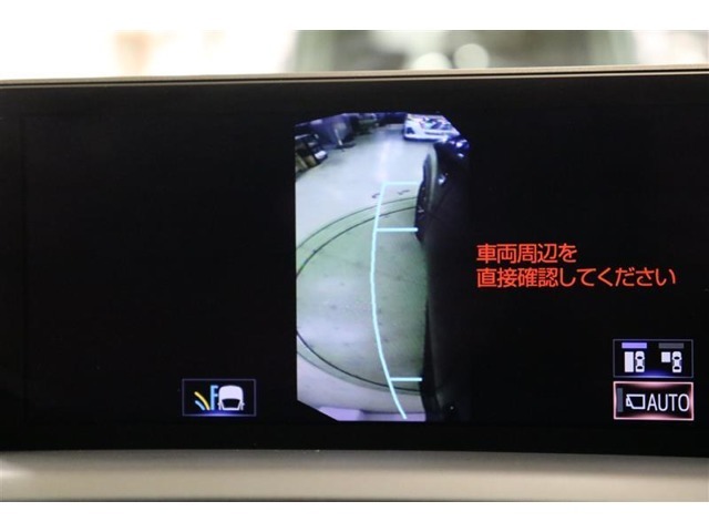 左側面カラーモニターも装備。駐車枠や隣のクルマなど周囲との位置関係がよくわかり、駐車しやすいですよ。運転席からは目視できない助手席側の側面も見えますので、路肩に幅寄せする際なども安心です。