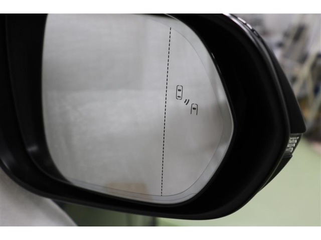 ブラインドスポットモニター（BSM）を装備しています。隣を走る車両が死角に入るとミラー内LEDインジケーターが点灯。さらに、ウィンカーを出すとインジケーターが光って点滅して注意を促してくれます。