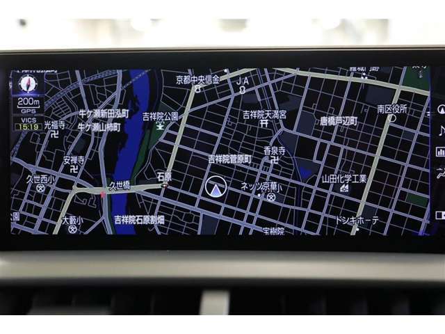 視線移動の少ない位置にセットされたワイドで視認性の良いメーカSDナビ。CD・DVD・SD・高画質なフルセグTV対応です。ナビ連動ETC2.0搭載。利用日や料金の確認がモニターで出来て便利ですよ。
