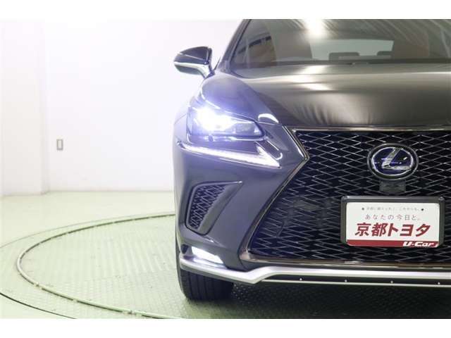 人気のL字型三眼式のヘッドライトは環境に優しく経済的なLED。汚れや積雪を取り除いてくれるヘッドライトウォッシャー付。オートライト、オートハイビームも搭載。面倒なヘッドライトの切替は不要です。