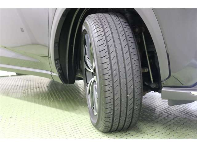 タイヤサイズ　225/60R18。