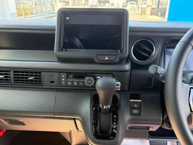 オーディオの取付位置も見やすい場所にあり、その他のスイッチ類も運転者が操作し易い様に配置されています。