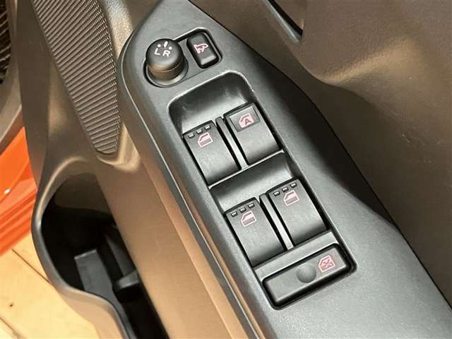 電動格納式ミラー・パワーウインドウを装備しています。