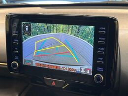 【バックカメラ】駐車時に後方がリアルタイム映像で確認できます。大型商業施設や立体駐車場での駐車時や、夜間のバック時に大活躍！運転スキルに関わらず、今や必須となった装備のひとつです！