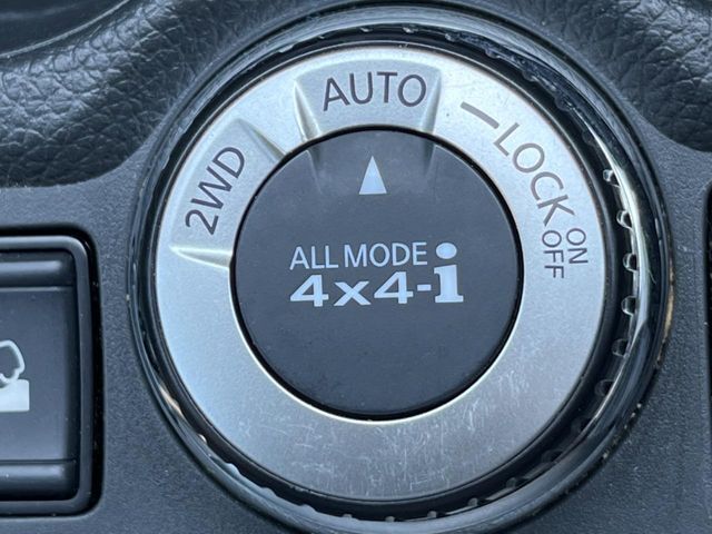 【オールモード4×4】2WD/4WDモードを手軽に切り替え可能。燃費重視の2WD、スタック時に役立つLOCK、AUTOモードでは4WDの配分を自動で調整し、路面状況を問わず安定した走りをサポート。