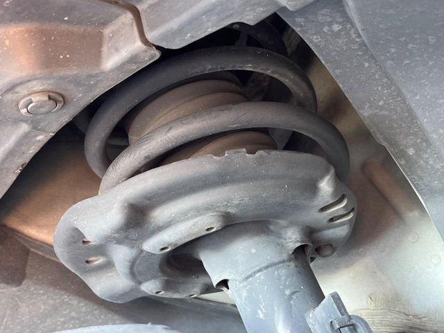 お車を安心してお乗りいただく為には、足回りの定期点検が欠かせません。サービスサポート（有償保証）では無料点検もご提供しており、安心のカーライフをお過ごしいただけるサポート体制が整っています。