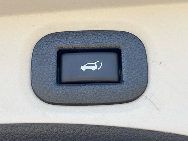 【パワーバックドア】スマートキーや運転席のボタンを押すだけでリアゲートが自動で開閉します！荷物を持っている時や、高い位置にあるバックドアを閉める際に便利な機能です♪