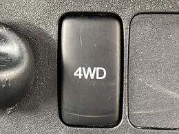 4WDのお車ですので、雪道でも安心です♪降雪地地域にお住まいの方以外にも、ウィンタースポーツが趣味の方や降雪地域へ帰省される機会がある方にもおすすめ！