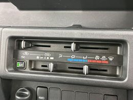 寒い冬も暑い夏も全席に快適な空調を届けてくれる、ダイヤル式エアコンを装備♪